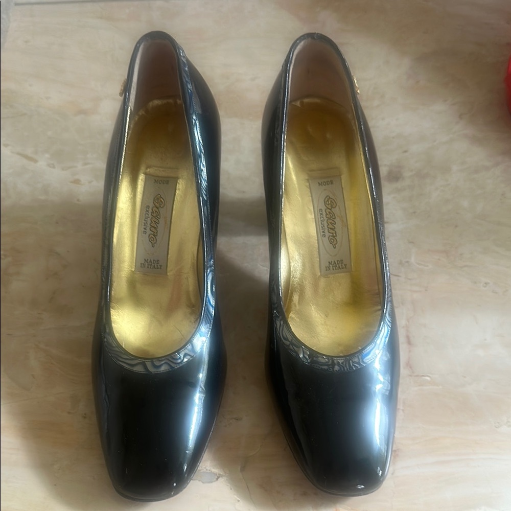 Elegant Black Leather Heels with Pointed Toe